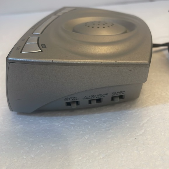 Working Timex LED alarm clock bedside radio T110T plug-in with battery back up - Picture 5 of 10